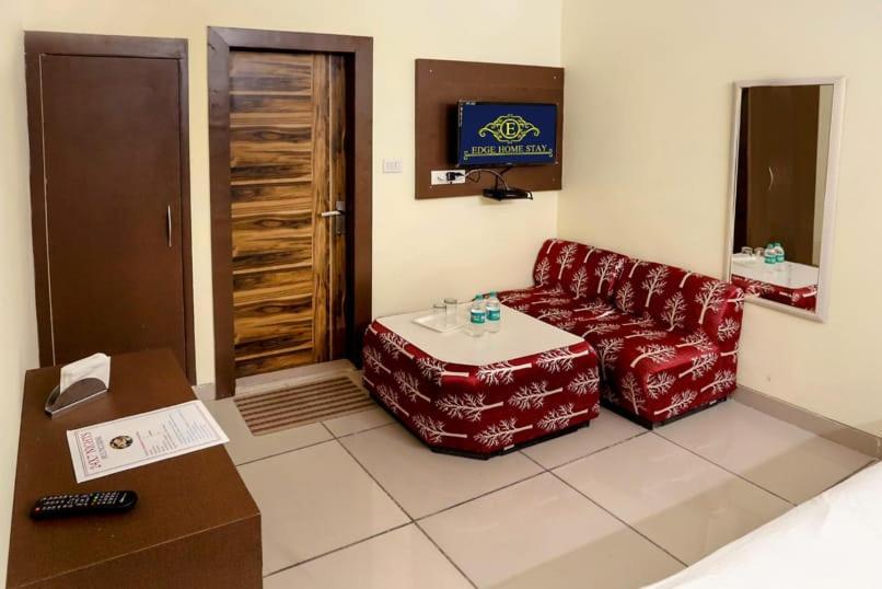 Airport Hotel Edge Home Stay New Delhi Buitenkant foto