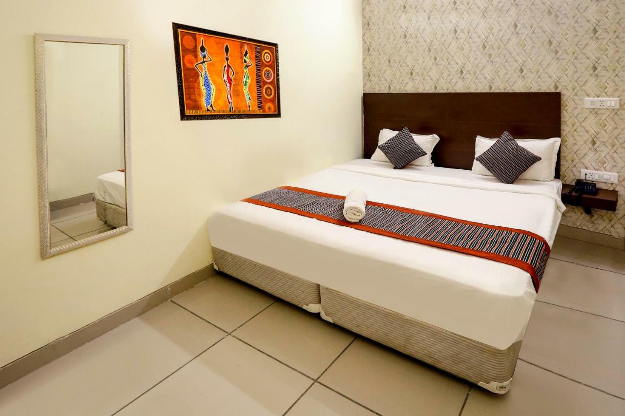 Airport Hotel Edge Home Stay New Delhi Buitenkant foto