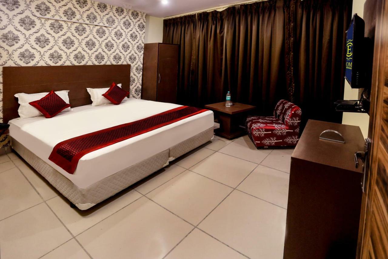 Airport Hotel Edge Home Stay New Delhi Buitenkant foto
