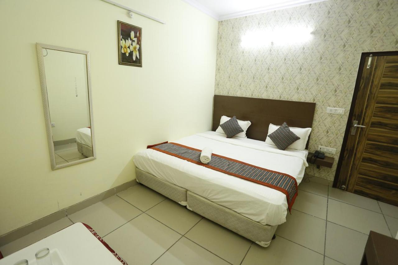 Airport Hotel Edge Home Stay New Delhi Buitenkant foto